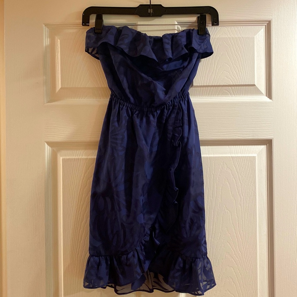 Excellent condition.  Lilly Pulitzer.  Navy & black ruffles with elastic waist